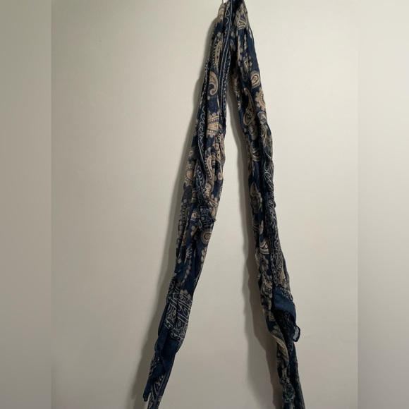 Blue and cream paisley women's scarf - Picture 2 of 2